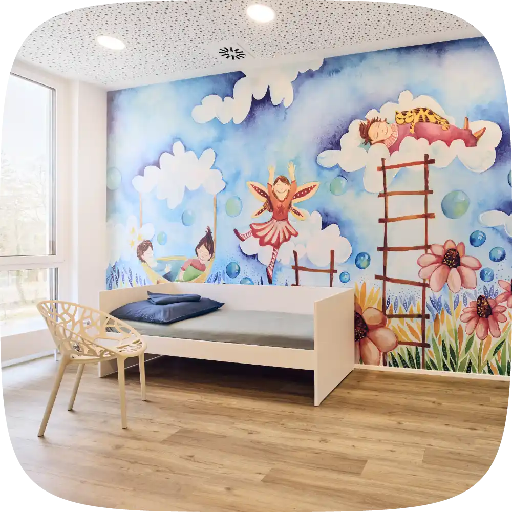 Zauberhaftes Aufwachzimmer mit Bett, Stuhl und fantasievoller handgezeichneter Tapete