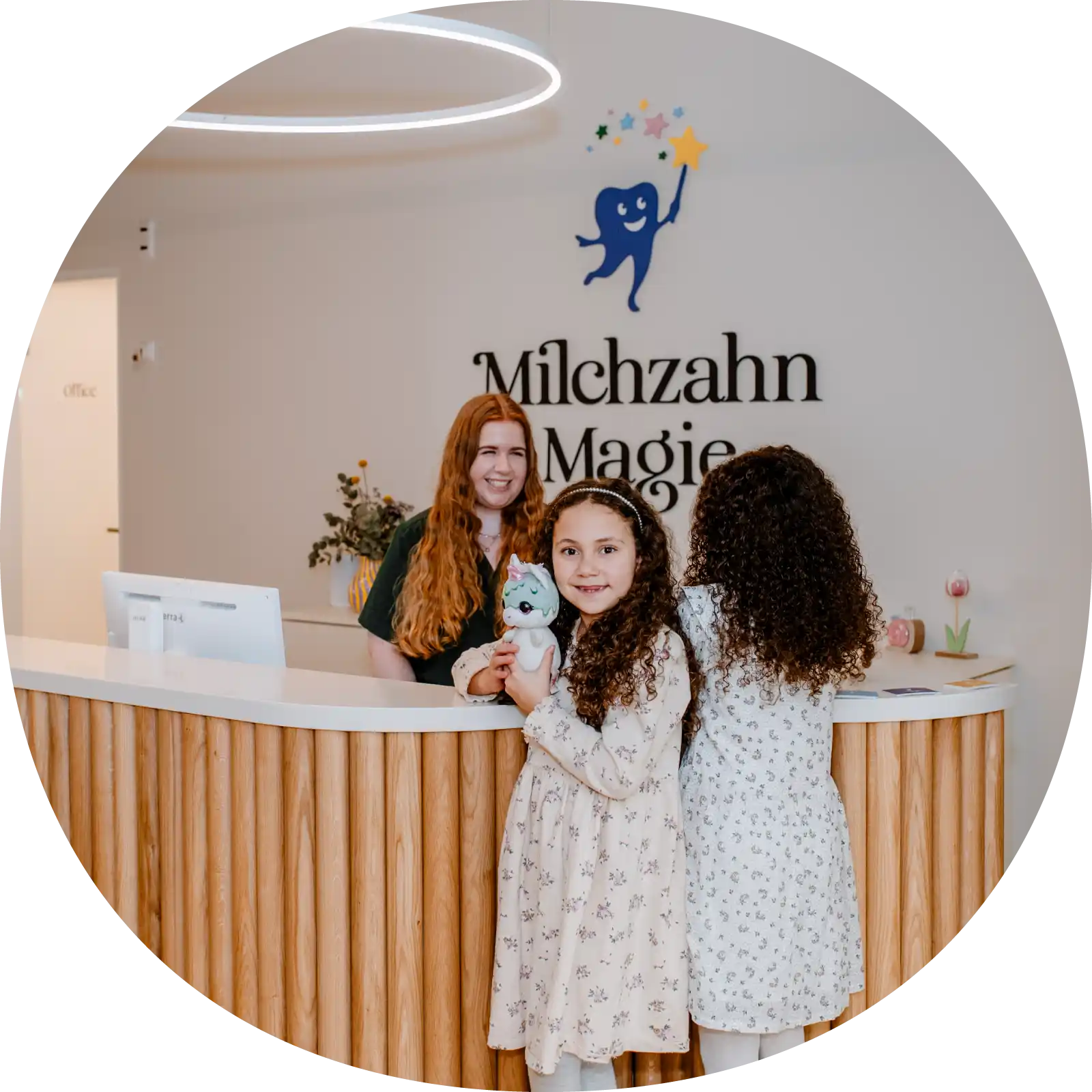 Zwei Mädchen stehen an der Rezeption der Milchzahnmagie